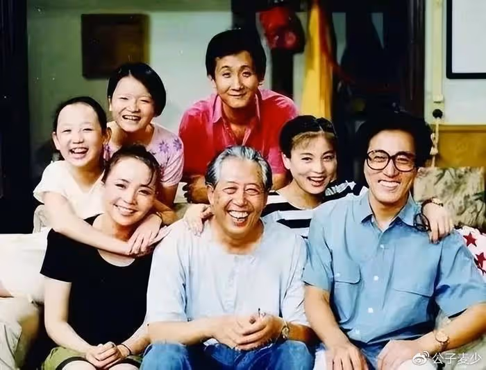 巴圖曬合照被疑有仨兒子!長子神似爺爺英達,如今想看孫子遭拒絕