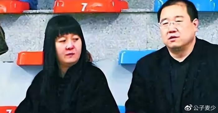 巴圖曬合照被疑有仨兒子!長子神似爺爺英達,如今想看孫子遭拒絕