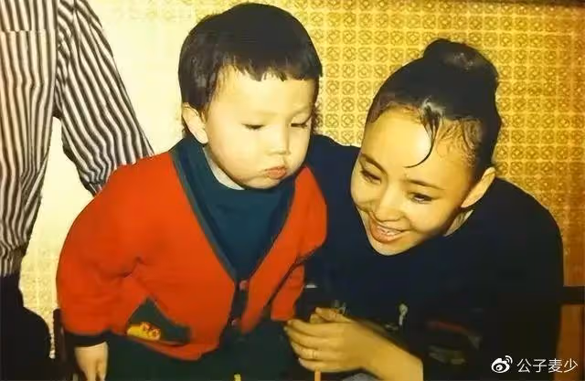 巴圖曬合照被疑有仨兒子!長子神似爺爺英達,如今想看孫子遭拒絕