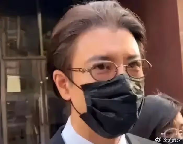 王力宏李靚蕾離婚後首合體!滿頭白髮神似洪金寶,女方眼神呆滯