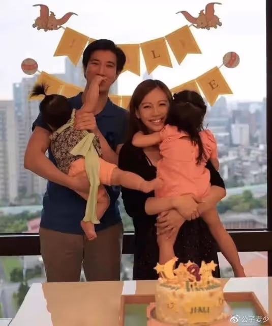 王力宏李靚蕾離婚後首合體!滿頭白髮神似洪金寶,女方眼神呆滯