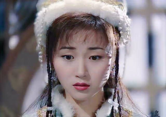 香港「第一美腿」真實身材曝光!穿白襯衫現曼妙身姿,小蠻腰吸睛