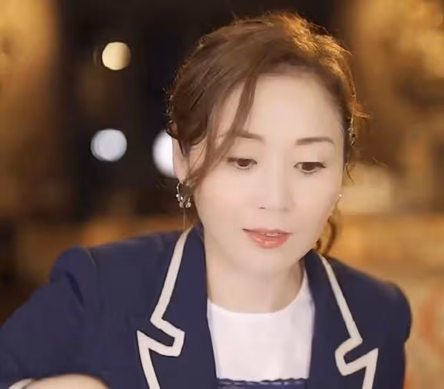 香港「第一美腿」真實身材曝光!穿白襯衫現曼妙身姿,小蠻腰吸睛