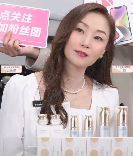 香港「第一美腿」真實身材曝光!穿白襯衫現曼妙身姿,小蠻腰吸睛