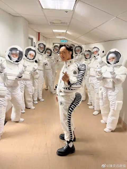 香港天王巨星接地氣深夜吃宵夜,多名保安開路,面露尷尬