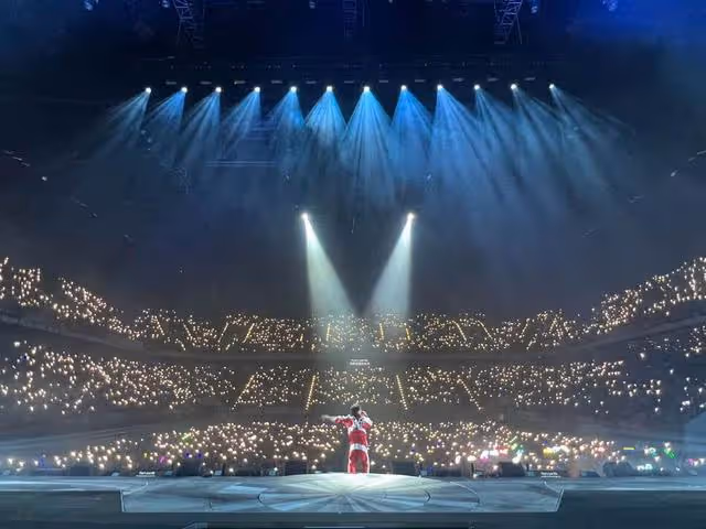 香港天王巨星接地氣深夜吃宵夜,多名保安開路,面露尷尬