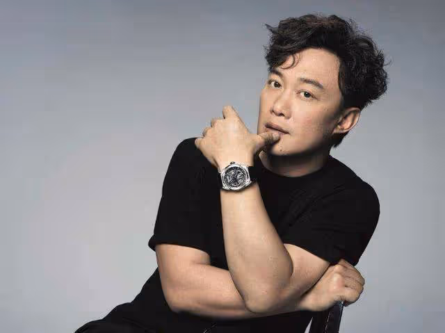 香港天王巨星接地氣深夜吃宵夜,多名保安開路,面露尷尬