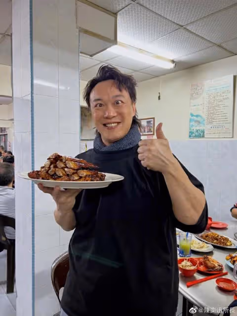 香港天王巨星接地氣深夜吃宵夜,多名保安開路,面露尷尬