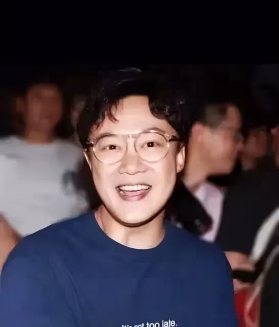 香港天王巨星接地氣深夜吃宵夜,多名保安開路,面露尷尬