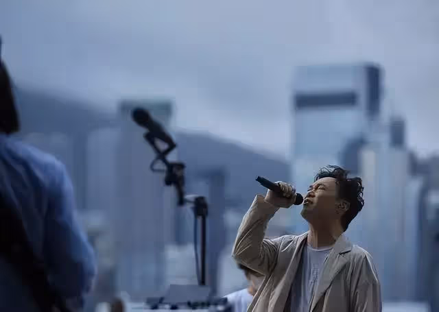 香港天王巨星接地氣深夜吃宵夜,多名保安開路,面露尷尬