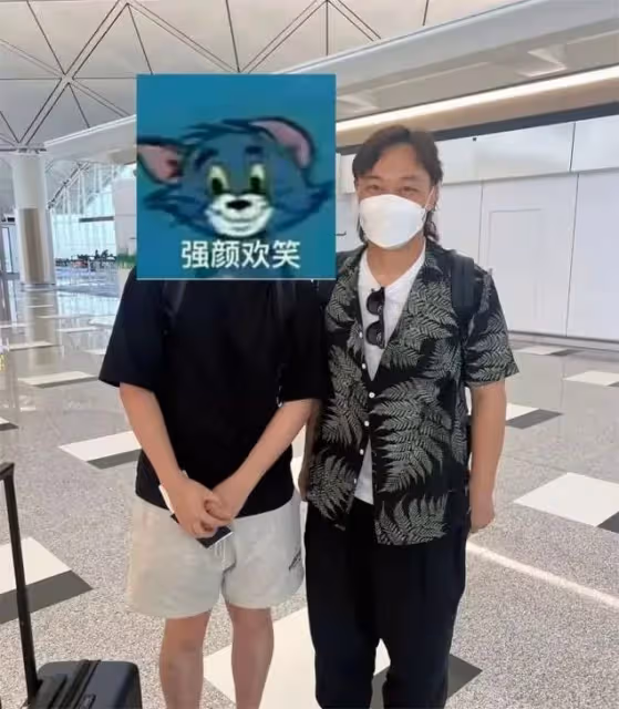 香港天王巨星接地氣深夜吃宵夜,多名保安開路,面露尷尬