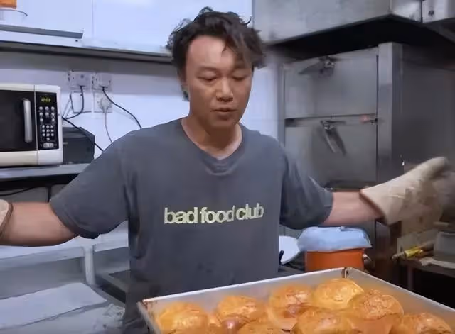 香港天王巨星接地氣深夜吃宵夜,多名保安開路,面露尷尬