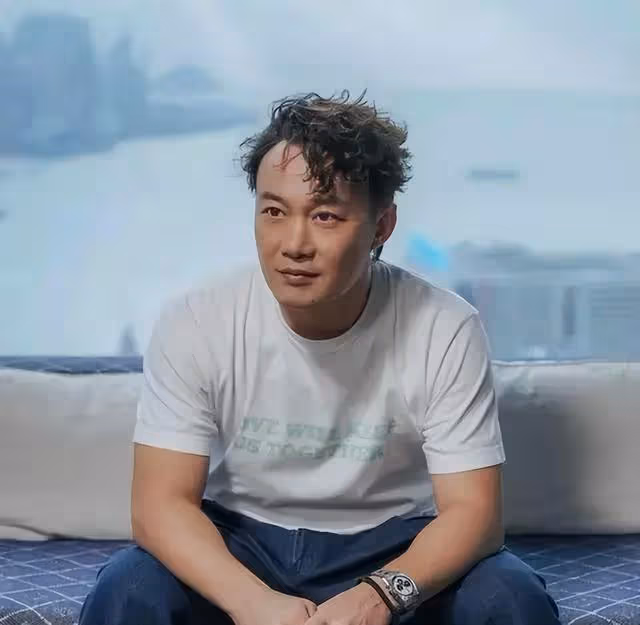 香港天王巨星接地氣深夜吃宵夜,多名保安開路,面露尷尬
