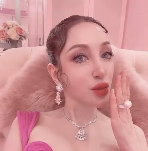 香港知名女星因裙子短走光,大曬事業線,對鏡頭做飛吻釋放魅力