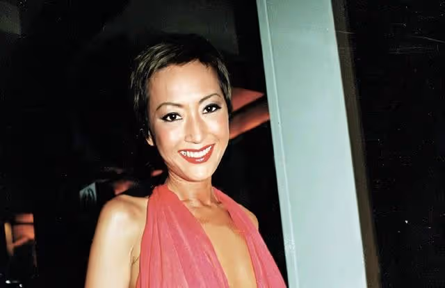 香港知名女星因裙子短走光,大曬事業線,對鏡頭做飛吻釋放魅力