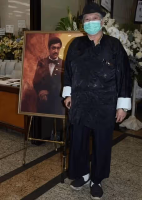 83歲男星離世！告別式上「好友情緒低落」獨坐靈堂 曾是黃金搭檔「不捨知己離去」整個人瘦了一圈