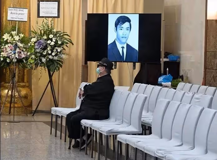 83歲男星離世！告別式上「好友情緒低落」獨坐靈堂 曾是黃金搭檔「不捨知己離去」整個人瘦了一圈