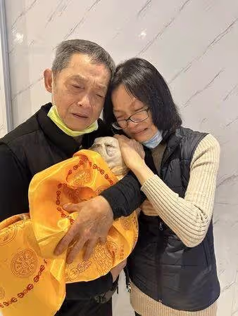 痛失10歲愛孫！67歲影帝「告別式上痛哭」 淚曝「頭七託夢遺願」目睹火化崩潰：火來了快跑