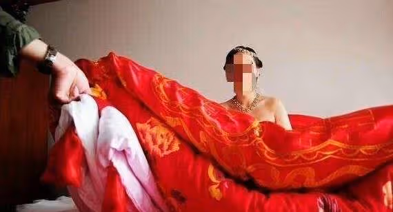 新婚兒媳兩天沒出門!兒子「每天換3次被套」納悶不已,婆婆「一掀開被子」嚇到暈過去
