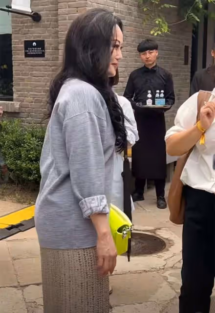 59歲章小蕙出行被偶遇!發量多到令人羨慕,身材發福手部青筋直冒