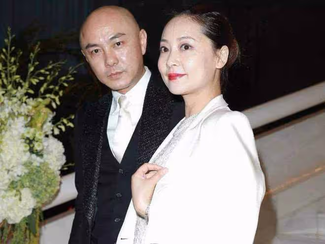 張衛健照顧好友遺孀,攜對方出遊引猜疑,本人作出回應:光明正大