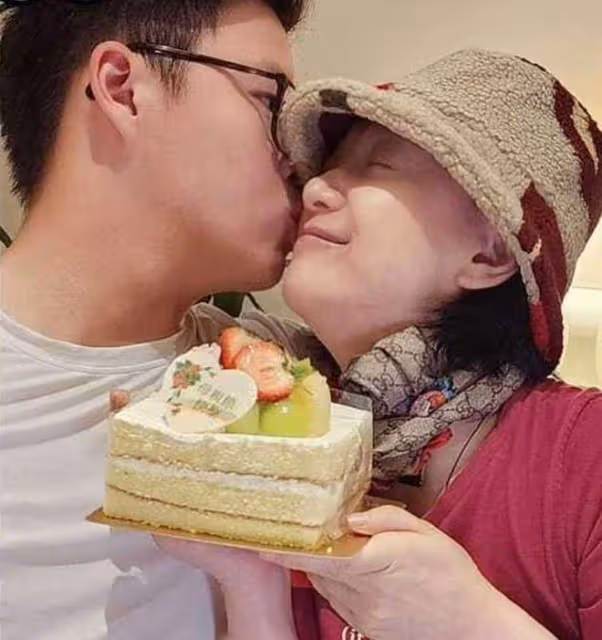 曾華倩母親節被兒子獻吻!24歲愛子帥氣十足,1米91是運動健將