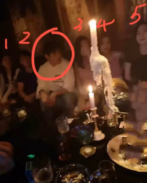 向佐徹底不裝了?深夜現身酒吧被5位美女圍繞,喝酒就能加其好友