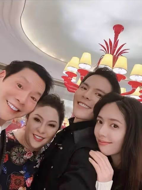 向佐徹底不裝了?深夜現身酒吧被5位美女圍繞,喝酒就能加其好友