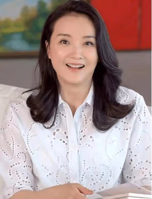 王艷兒子球球長大了,母親節送花,曾爆料家裡有十幾個保姆伺候