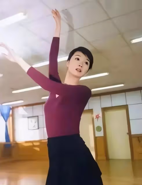王艷兒子球球長大了,母親節送花,曾爆料家裡有十幾個保姆伺候