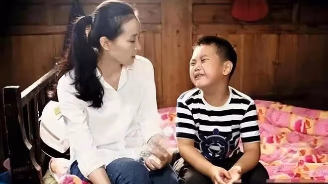 王艷兒子球球長大了,母親節送花,曾爆料家裡有十幾個保姆伺候