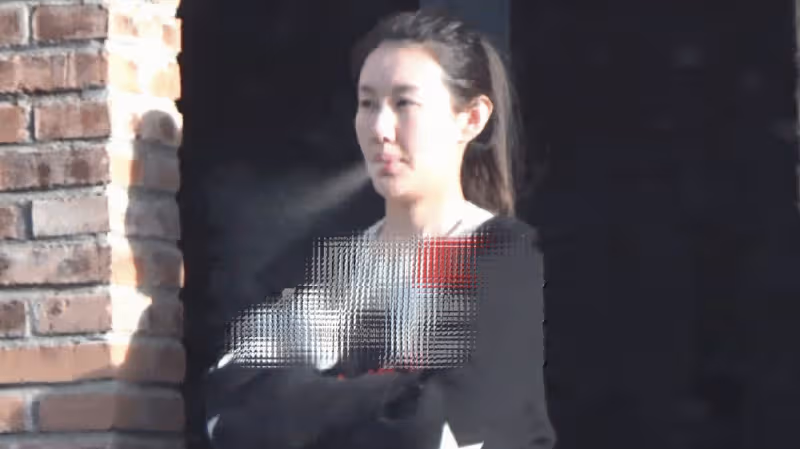 王寶強工作獲女友陪同，與好友談笑風生，馮清門口抽菸孤單憔悴