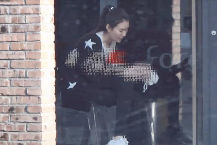王寶強工作獲女友陪同,與好友談笑風生,馮清門口抽菸孤單憔悴