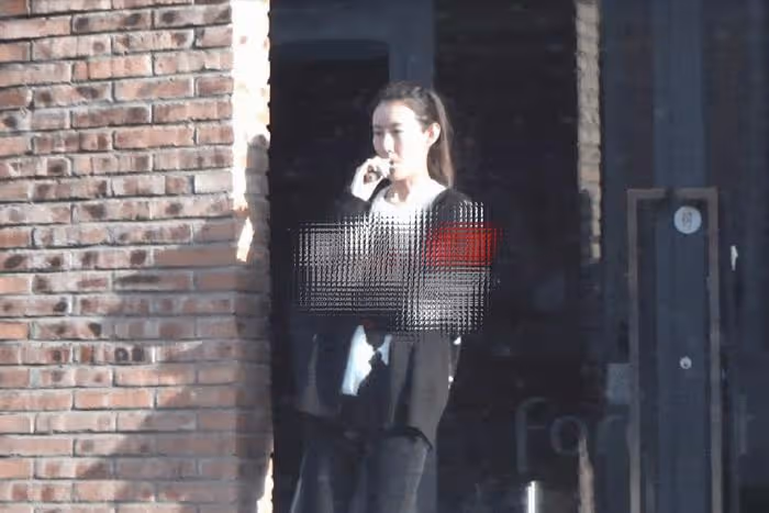 王寶強工作獲女友陪同,與好友談笑風生,馮清門口抽菸孤單憔悴