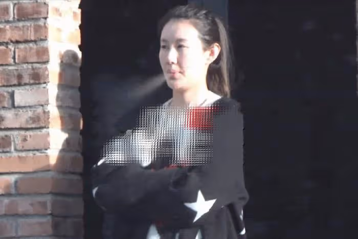 王寶強工作獲女友陪同,與好友談笑風生,馮清門口抽菸孤單憔悴