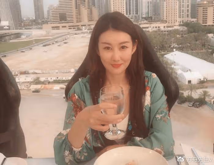 王寶強工作獲女友陪同,與好友談笑風生,馮清門口抽菸孤單憔悴