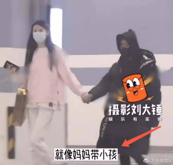 王寶強工作獲女友陪同,與好友談笑風生,馮清門口抽菸孤單憔悴
