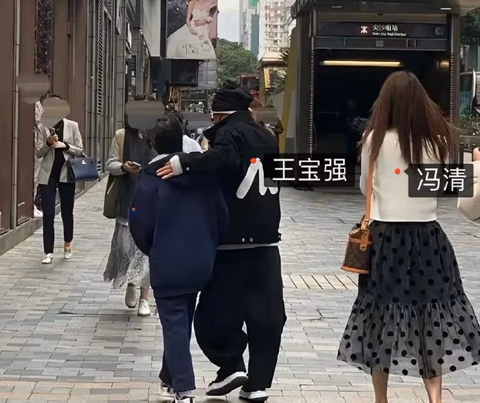 王寶強工作獲女友陪同,與好友談笑風生,馮清門口抽菸孤單憔悴