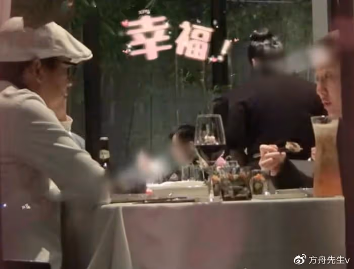 王寶強工作獲女友陪同,與好友談笑風生,馮清門口抽菸孤單憔悴