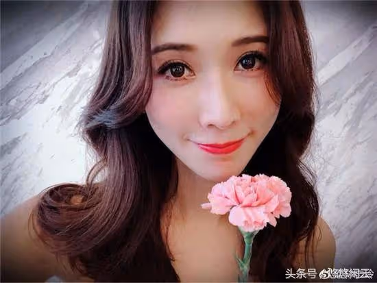 復製媽媽美貌!48歲女星暖心告白「換媽媽對我撒嬌」 曬30多年前童年照「瞇眼大笑超活潑」爸媽眼裡滿滿寵愛