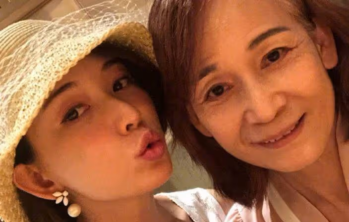 復製媽媽美貌!48歲女星暖心告白「換媽媽對我撒嬌」 曬30多年前童年照「瞇眼大笑超活潑」爸媽眼裡滿滿寵愛