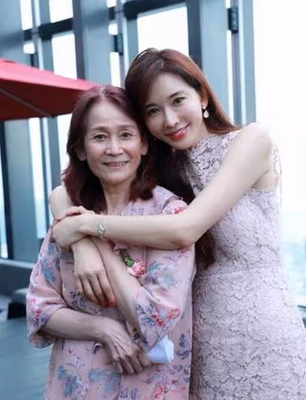 復製媽媽美貌!48歲女星暖心告白「換媽媽對我撒嬌」 曬30多年前童年照「瞇眼大笑超活潑」爸媽眼裡滿滿寵愛