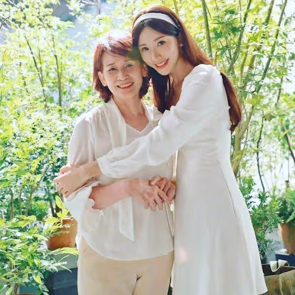 復製媽媽美貌!48歲女星暖心告白「換媽媽對我撒嬌」 曬30多年前童年照「瞇眼大笑超活潑」爸媽眼裡滿滿寵愛