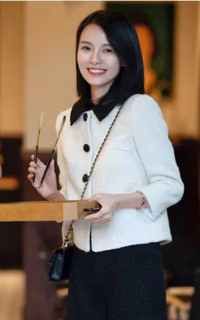入春後才發現：不興衛衣了！滿大街都在穿「小香針織衫」，真洋氣