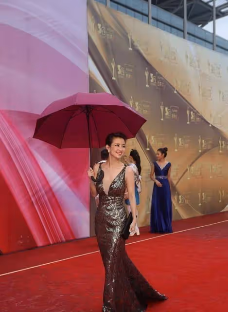 撒貝寧前女友現身紅毯！42歲的女人身穿金色長裙，比章子怡