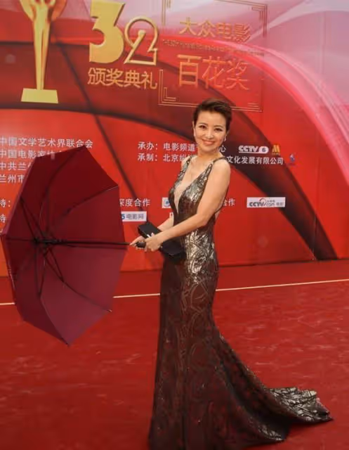 撒貝寧前女友現身紅毯！42歲的女人身穿金色長裙，比章子怡