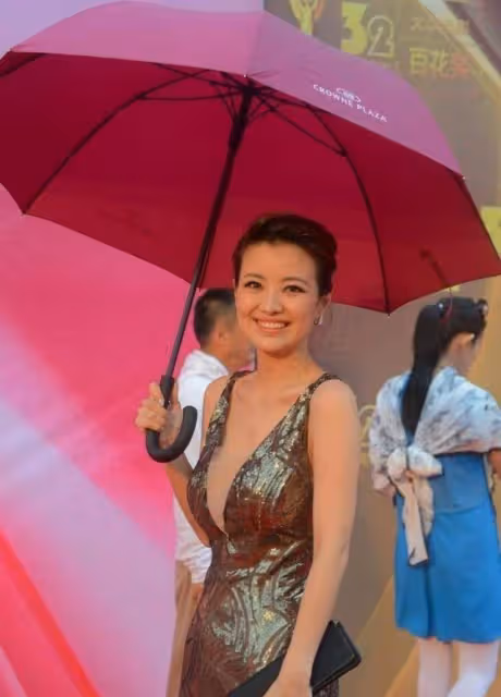 撒貝寧前女友現身紅毯！42歲的女人身穿金色長裙，比章子怡
