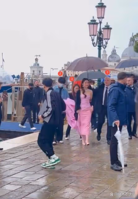 劉亦菲看秀靠邊坐,和Lisa同框生圖引爭議,楊洋鑲邊被冷落!