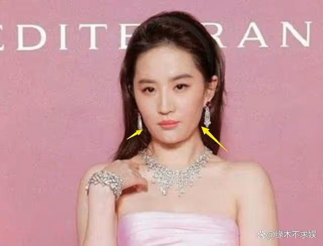 劉亦菲看秀靠邊坐,和Lisa同框生圖引爭議,楊洋鑲邊被冷落!