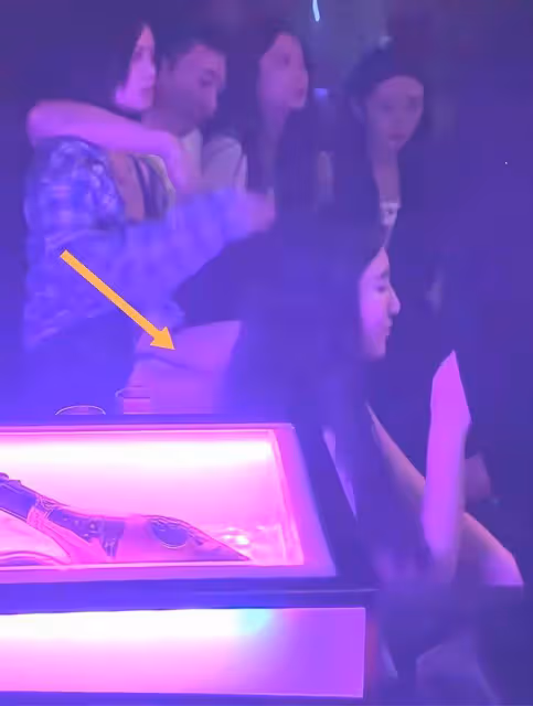 王思聰新女伴文身惹眼,發現被偷拍表現克制,身邊靚女扎堆陪伴